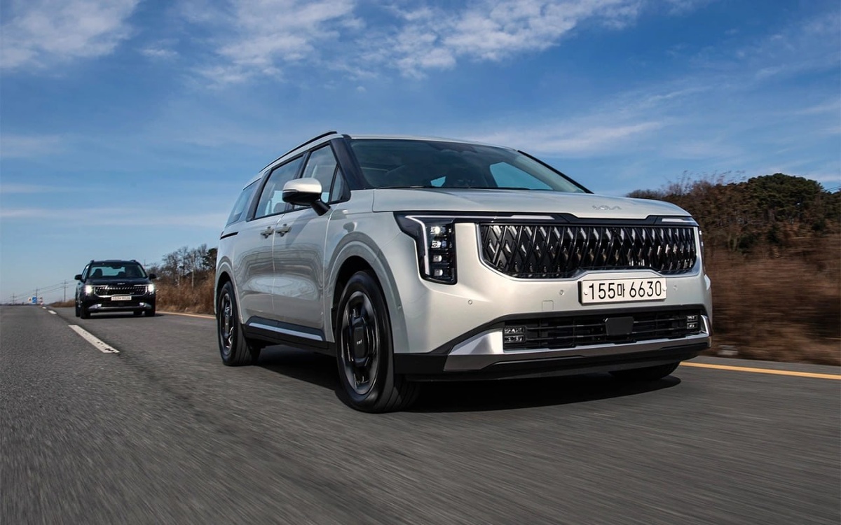 Kia Carnival продается с несколькими вариантами силовых установок. Так, в России можно купить минивэн с дизельным мотором объемом 2,2 литра (194 л.с.), гибридным двигателем объемом 1,6 литра (245 л.с.) и бензиновым агрегатом объемом 3,5 литра (294 л.с.). Все варианты модификаций автомобиля оснащаются автоматической коробкой передач.
