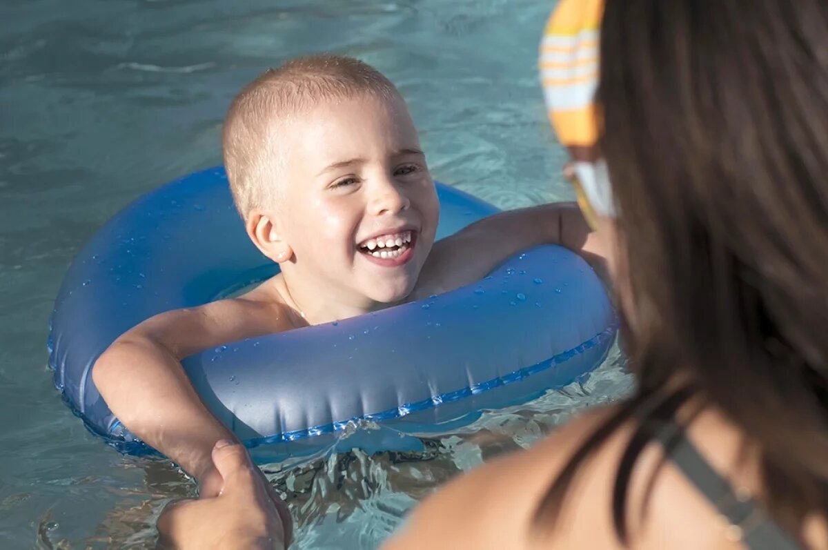    Учиться плавать - это удовольствие, но ребёнок должен захотеть этого сам.