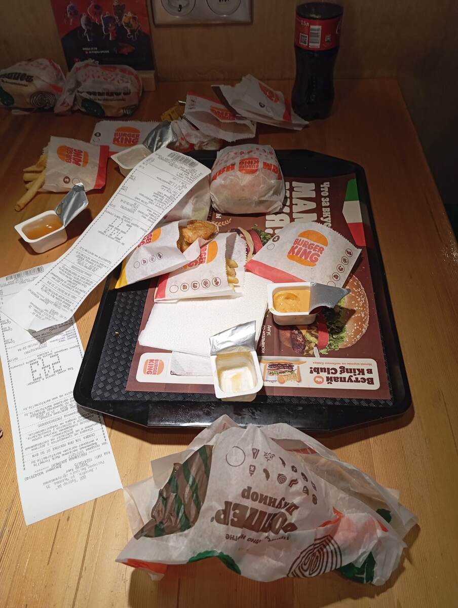 Фрагмент соседнего стола - ребята разрешили сфотографировать. Еще не видно пакетов, которые были не распакованы.