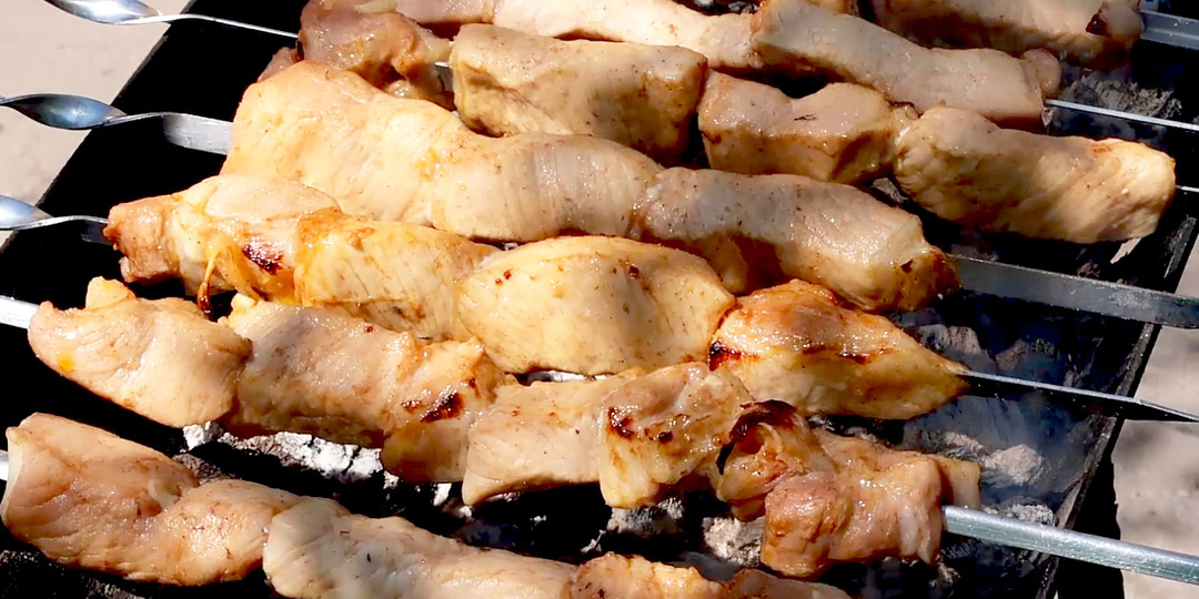 Вкусный и ароматный шашлык из свинины в медово-пивном маринаде