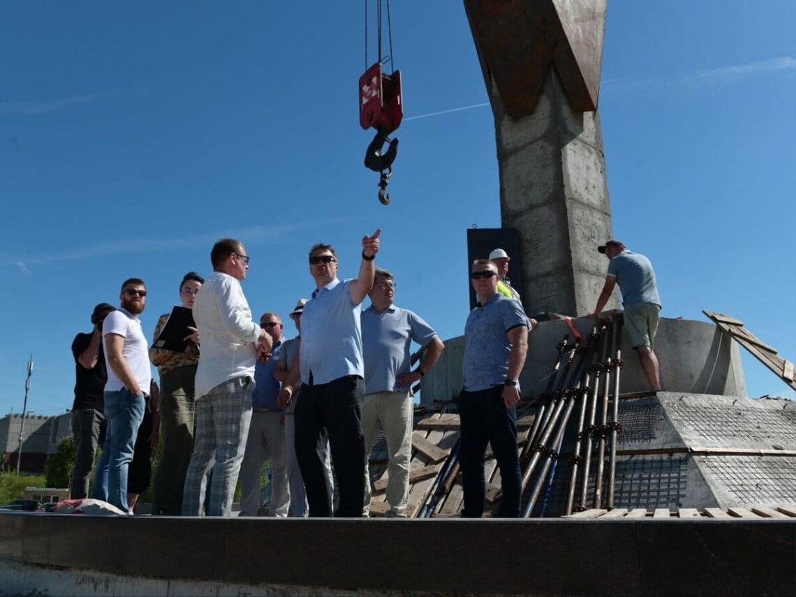 В Дзержинске продолжается благоустройство площади Узловой. Сейчас готовность общественного пространства на первом этапе составляет 80%, уточнили в городской администрации.