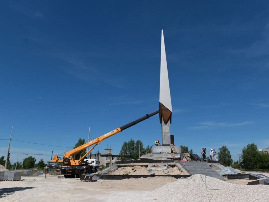 В Дзержинске продолжается благоустройство площади Узловой. Сейчас готовность общественного пространства на первом этапе составляет 80%, уточнили в городской администрации.-2