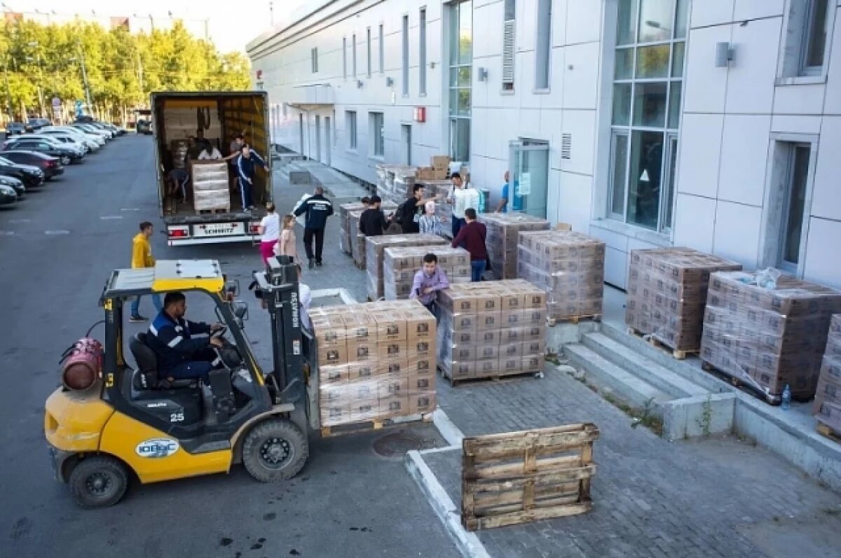    Сортировать посылки помогают волонтёры фонда «Бойцам Югры, защитникам Отечества!»