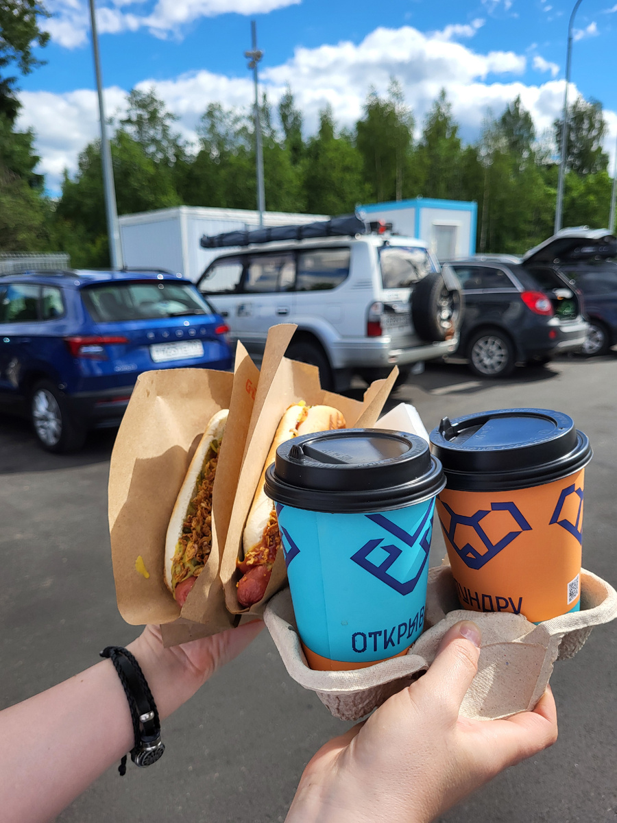 Вот тот белый красавчик на заднем фоне наш