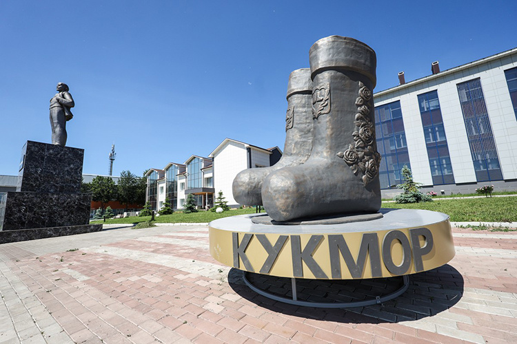    Спроси татарстанца — и он ответит, чем известен Кукмор: валенки, сковородки и детские куртки.   
Фото: Андрей Титов