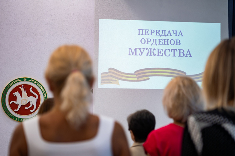    Наилю Магдееву предстояло передать родным и близким 14 посмертных наград: 12 орденов Мужества, медаль Жукова и медаль Суворова