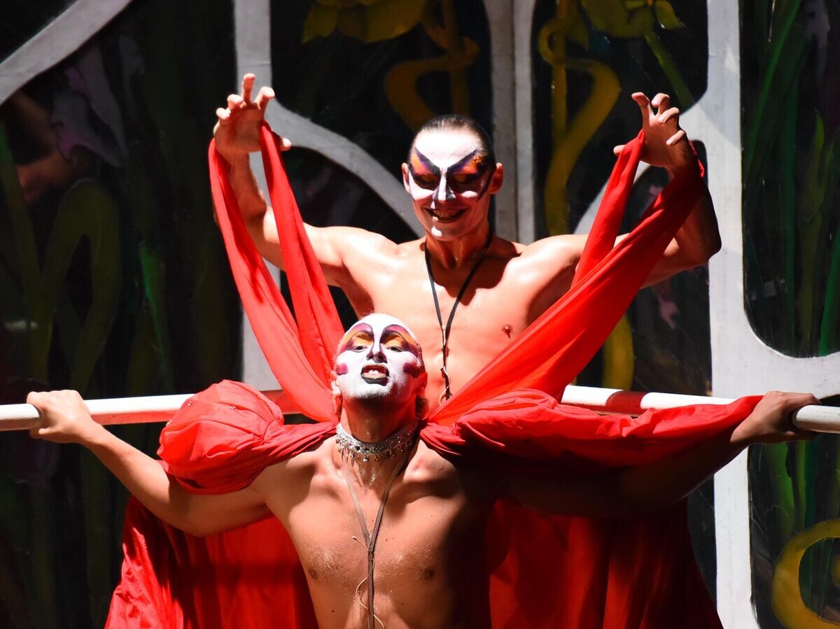    Александр Солдаткин в роли Клер и Дмитрий Бозин в роли Соланж в спектакле "Служанки" на сцене Московского театра Романа Виктюка. 2018 год© РИА Новости / Екатерина Чеснокова