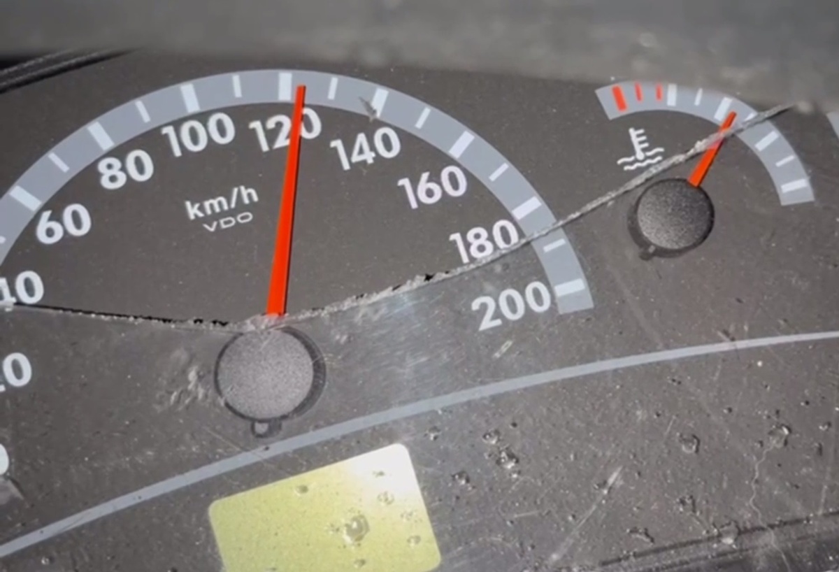Спидометр машины Оли замер на отметке в 120 километров в час