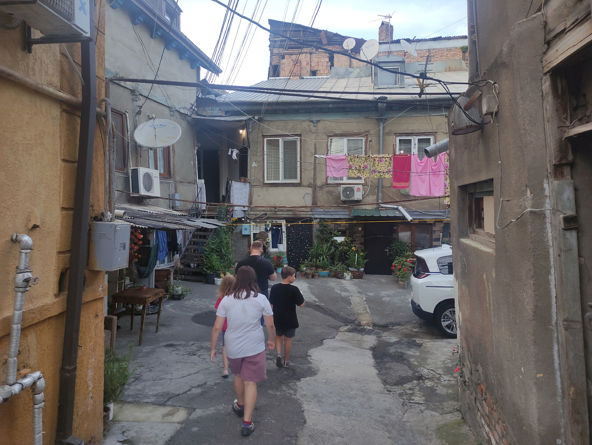 Наш дворик в Тбилиси. Нам местный колорит очень понравился. Было уютно.