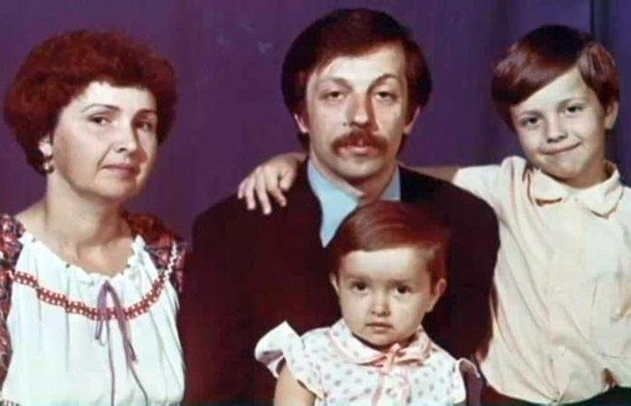  Андрей Губин в детстве с сестрой и родителями. / Фото: www.1tv.ru