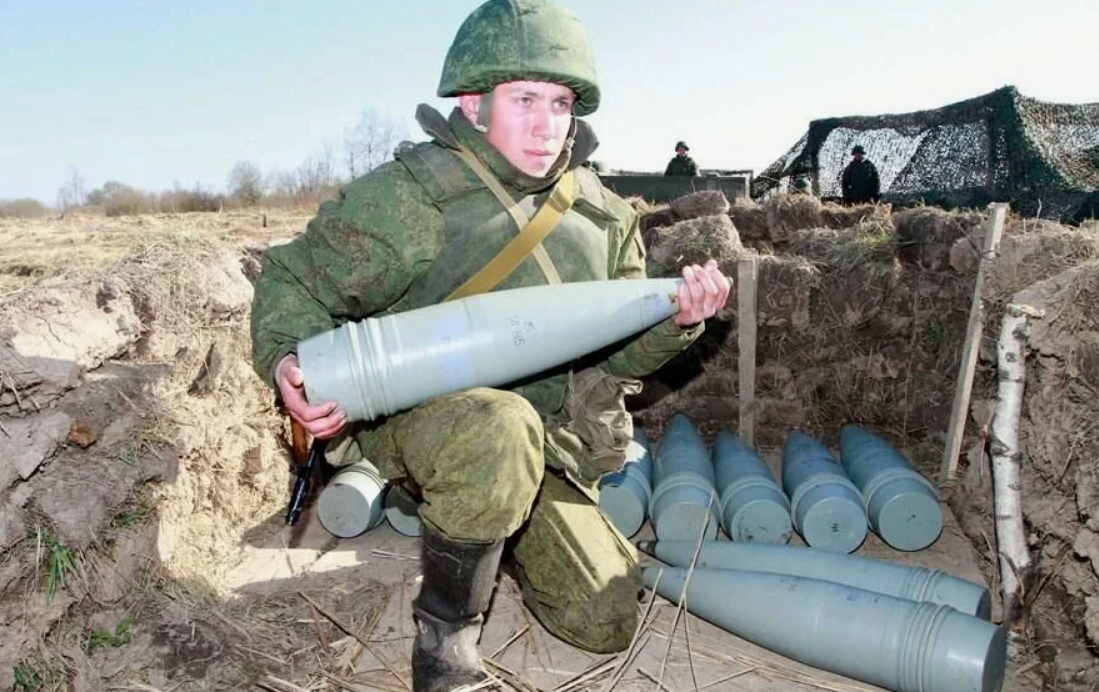 Российский солдат с 152-мм калибром в руках