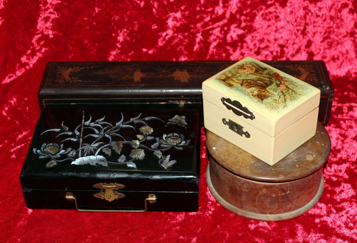 Шкатулки разнообразных форм из коллекции музея. Россия, конец XIX – начало XX веков.