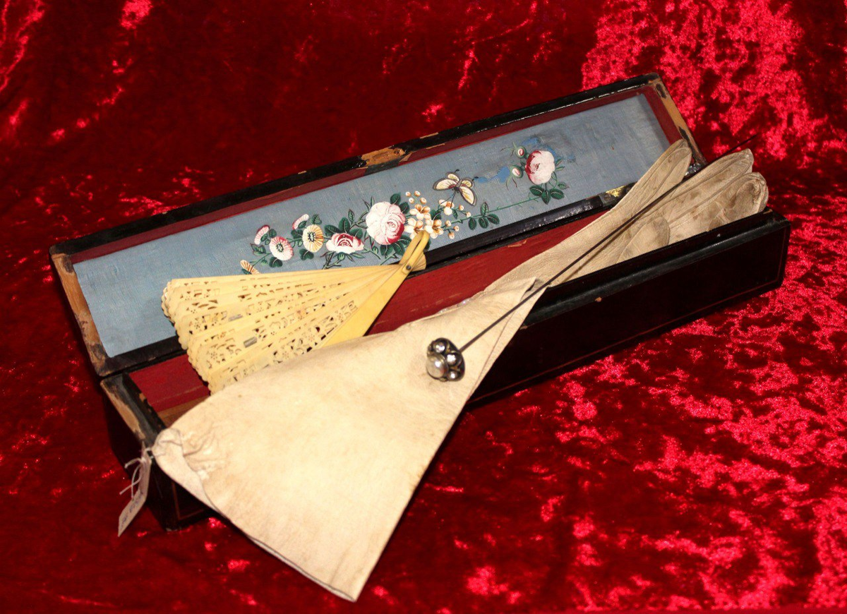 Шкатулка-ларец для перчаток, вееров. Китай, конец XIX века. / ФОТО из фондов музея