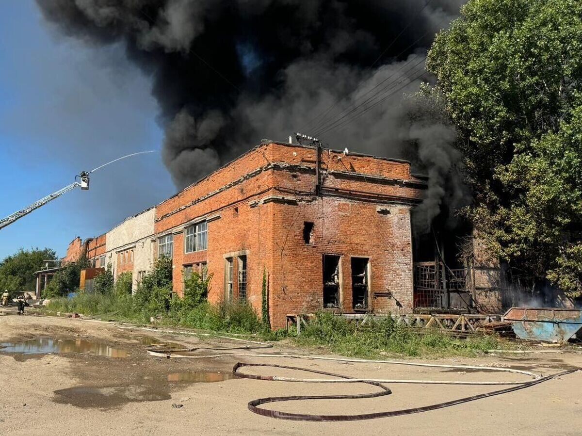    Место пожара в цехе по производству керамических плит в Химках© Фото : Прокуратура Московской области/Telegram