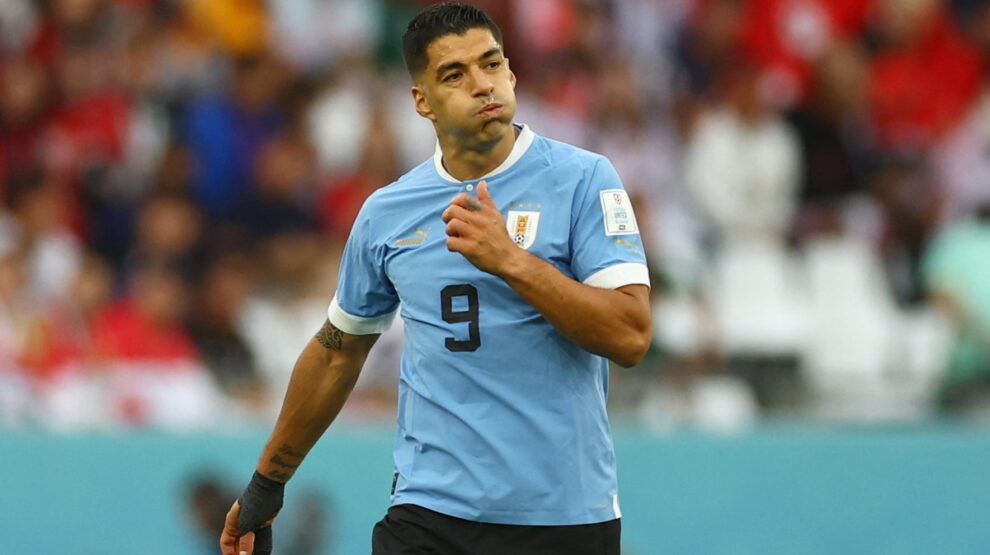    Луис Суарес мог спасти Уругвай, но на пути мяча, посланного им в ворота, встала штанга Фото: REUTERS