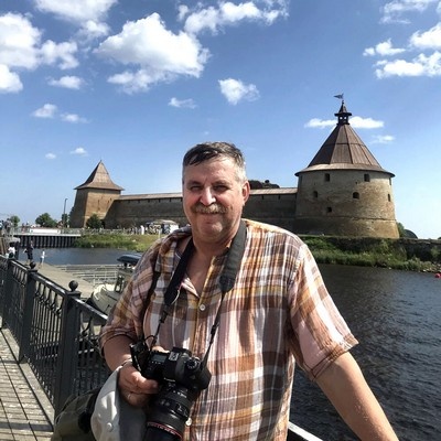 На фоне крепости "Орешек" 