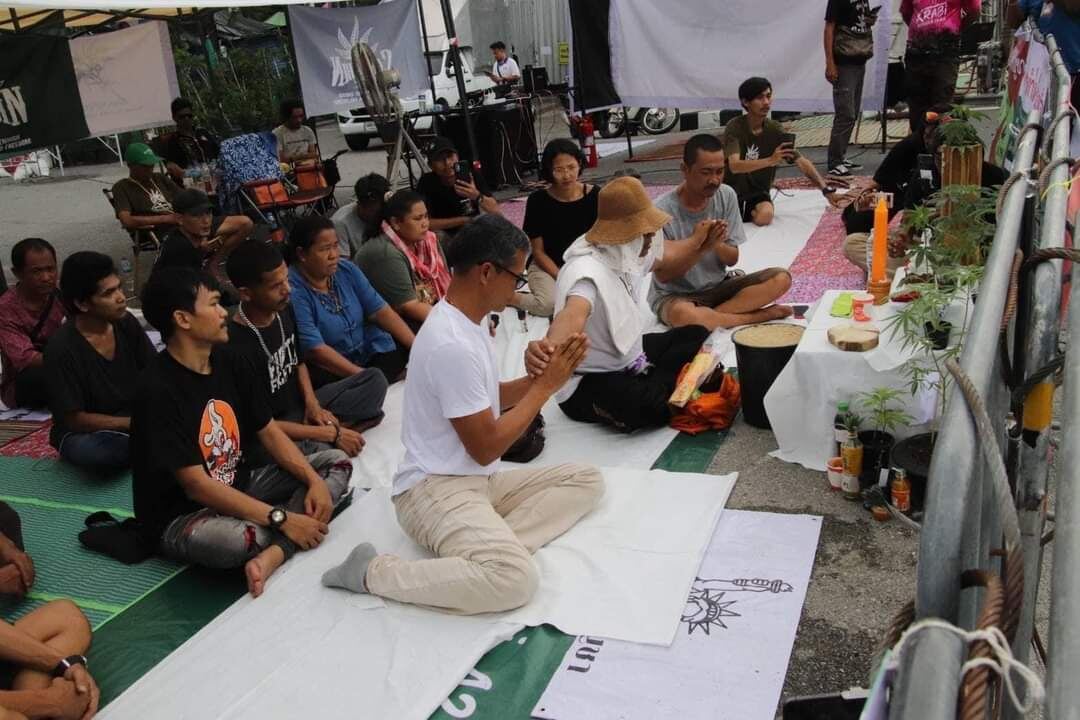 Несколько лидеров из  группы протеста объявили сидячую голодовку, требуя, чтобы  власти создали беспристратсный комитет по   каннабису. 