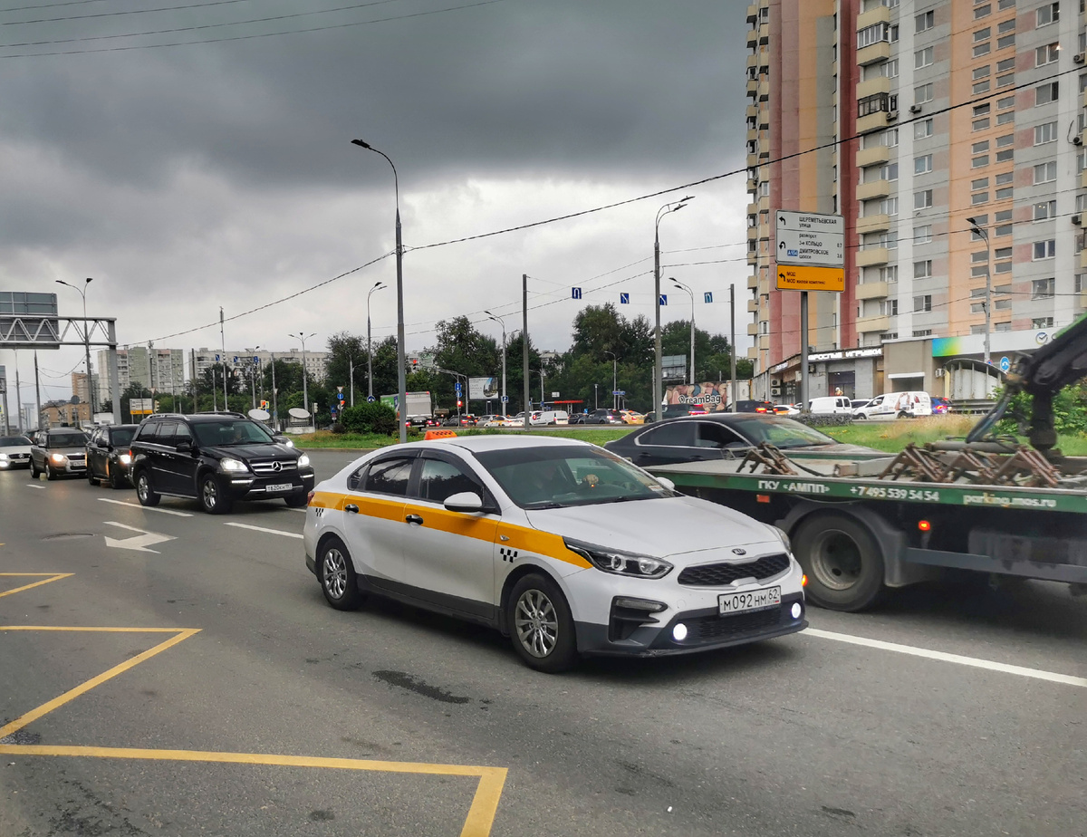 Автомобиль Kia Cerato на улице Сущёвский Вал на Третьем транспортном кольце, в роли такси.