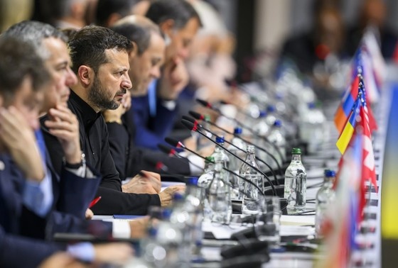    Владимир Зеленский на международной конференции по Украине