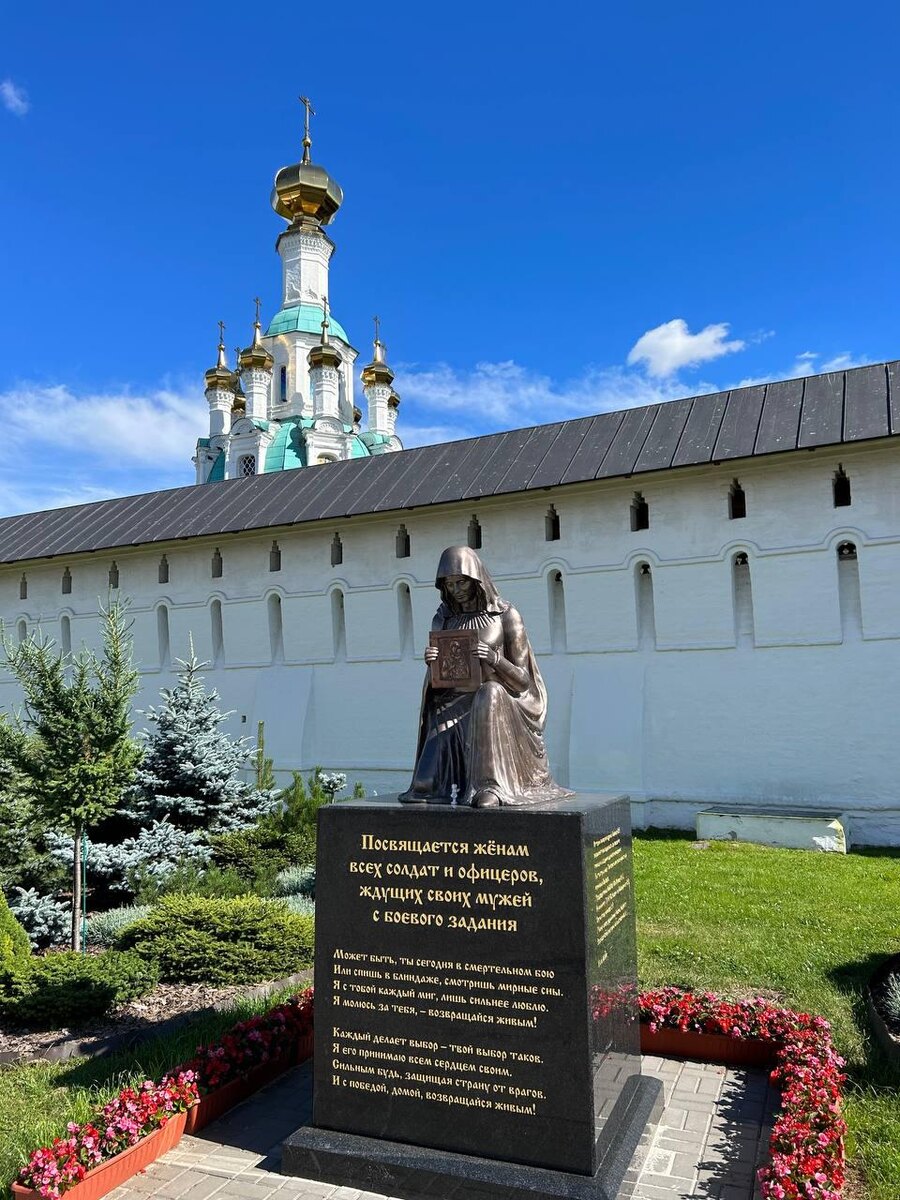  Две недели назад у стен Толгского монастыря в Ярославле был открыт памятник жёнам солдат и офицеров.   Памятник освятил митрополит Ярославский и Ростовский.  Мне нравится и памятник, и сама идея.