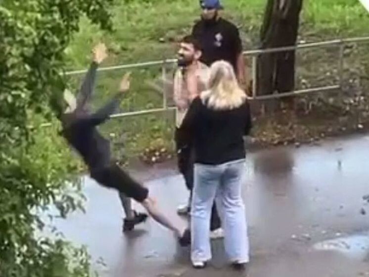 Фрагмент видео, на котором мигранты избивают жителей Рязани