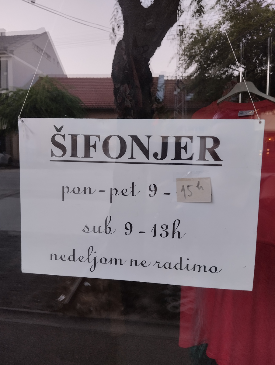 Магазинчик одежды. Название и рабочее время 👍