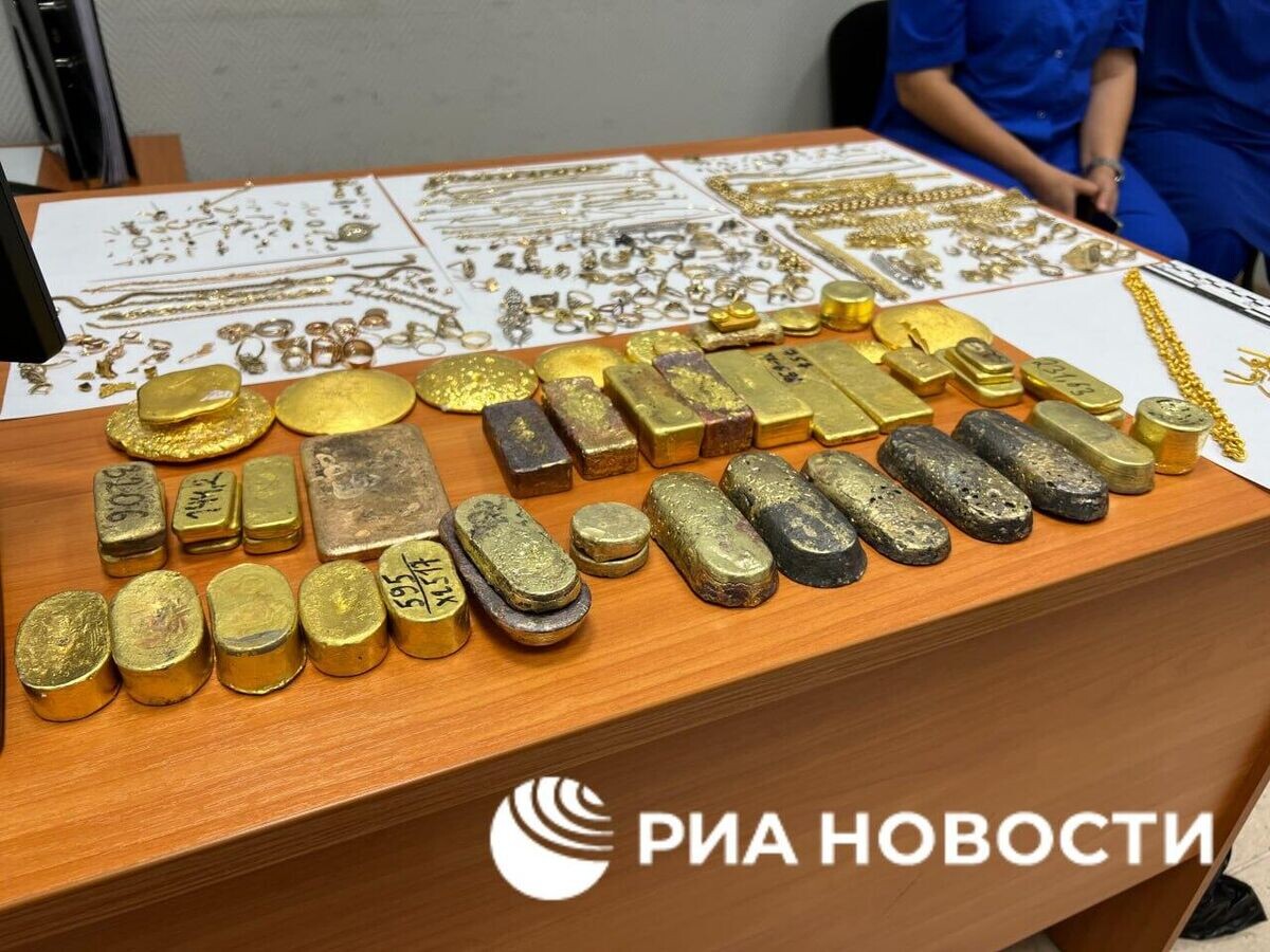    Слитки золота и украшения, изъятые у пассажира в аэропорту Махачкалы© РИА Новости
