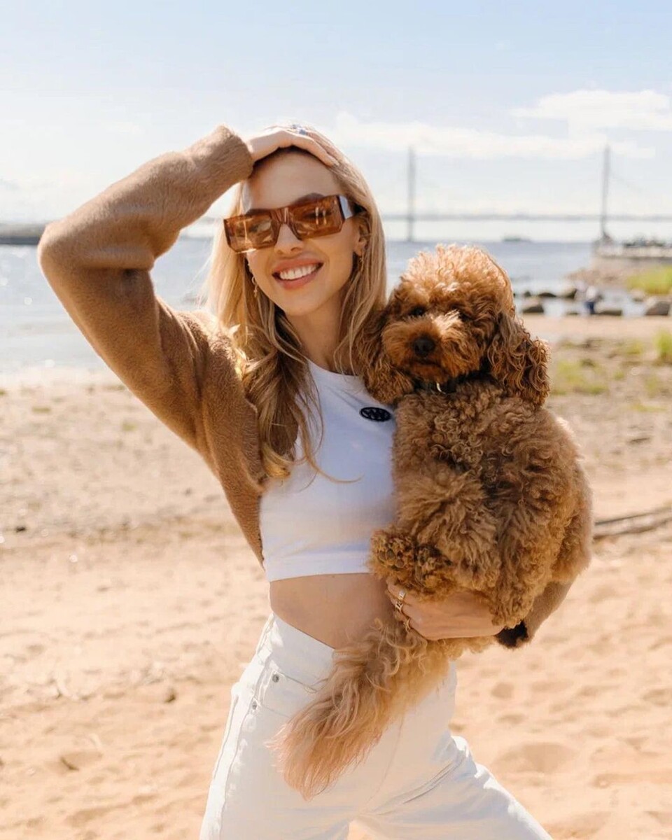    Надежда Сысоева со своей любимой собакой. Фото: соцсети Надежды Сысоевой