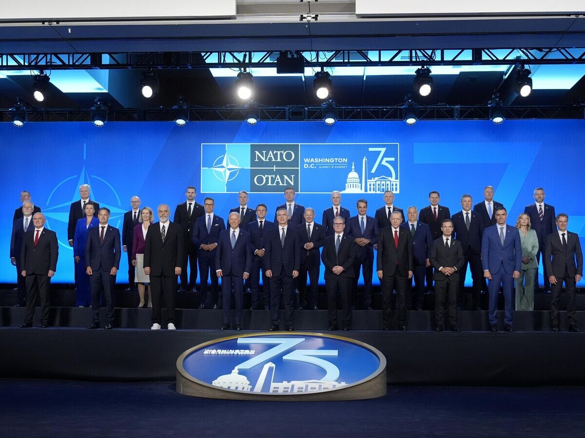    Лидеры НАТО позируют для официального фото на саммите НАТО в Вашингтоне© AP Photo / Mark Schiefelbein