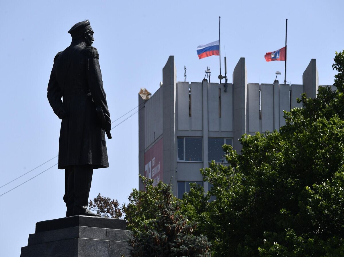    Приспущенные государственные флаги над зданием правительства Севастополя в день траура по погибшим в результате ракетной атаки ВСУ© РИА Новости / Константин Михальчевский