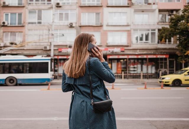 На левобережье Красноярска на остановке к девушке подсел мужчина и начал открыто удовлетворять свои потребности.