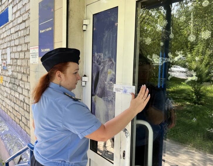     Сотрудники надзорного ведомства опечатали бар. Источник: gipernn.ru Автор фото: Пресс-служба ГУФССП в Нижегородской области