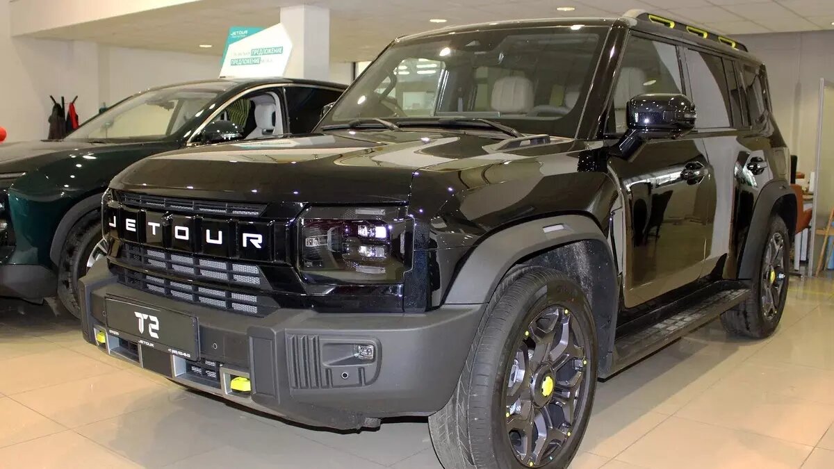 Jetour T2:ручки на капоте и рыжие буксировочные кольца на бампере сделаны «для красоты». Фото: Авто.ру