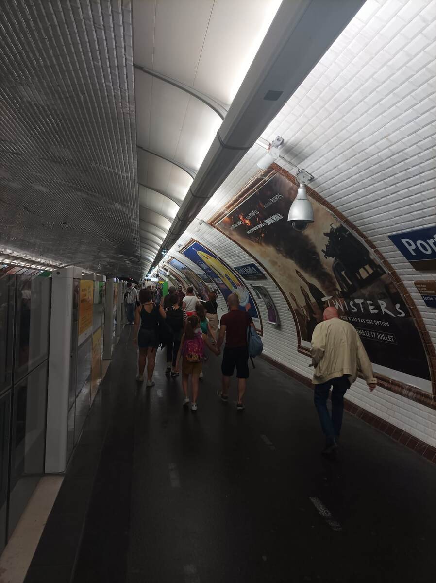 Платформа метро. Все чисто. 