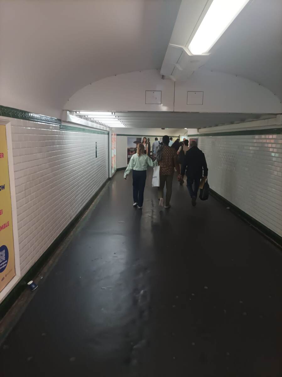 Переход метро. Выявлен один пластиковый стаканчик в левом нижнем углу. 