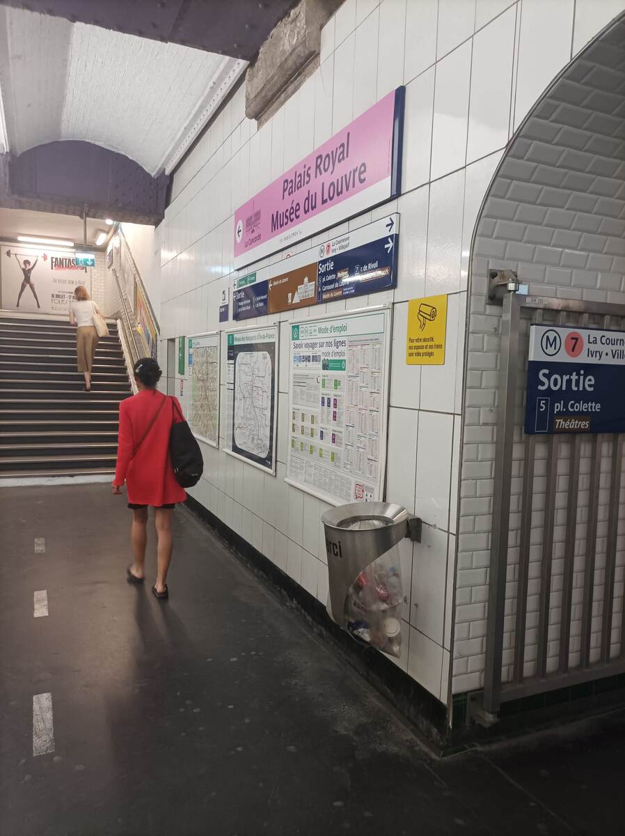 Даже в метро есть мусорки. Вокруг все чисто.