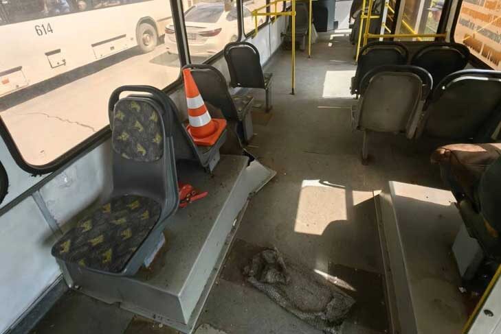 Покрышка колеса лопнула у автобуса «ЛиАЗ» 57-го маршрута в Ленинском районе Новосибирска. В результате дорожной аварии пострадал 14-летний пассажир общественного транспорта.-2