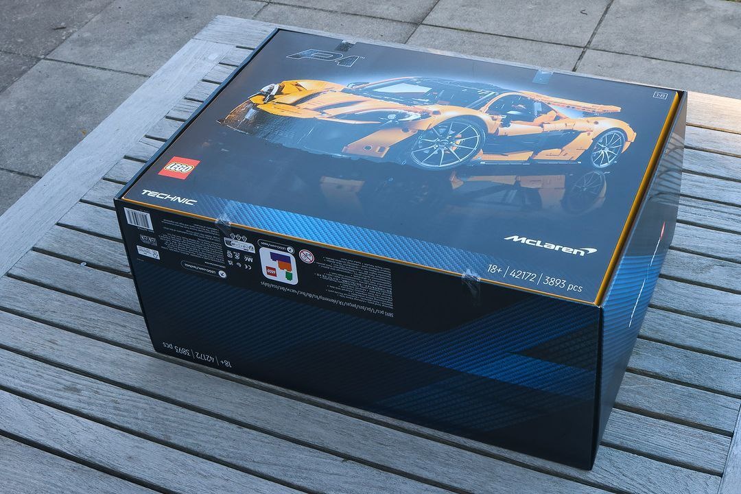  Добрый день, уважаемые подписчики! Сегодня мы с вами рассмотрим ещё одну классную новинку из серии Technic - это набор Лего 42172 Cуперкар McLaren P1. Посмотрите какая большая и толстая коробка!-2