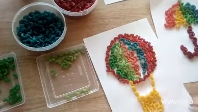    Процесс создания аппликации из макарон   
Источник: Кадр из видео