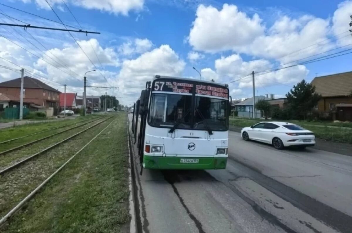    Покрышка разорвалась во время движения у автобуса в Новосибирске