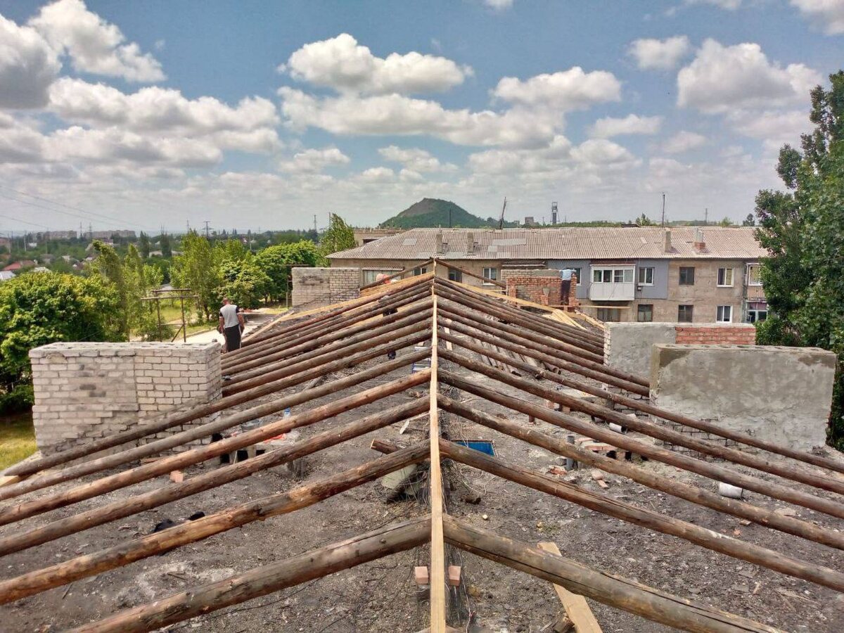    Строители Оренбуржья отремонтируют в Перевальском районе ЛНР крыши многоквартирных домов Андрей Севостьянов