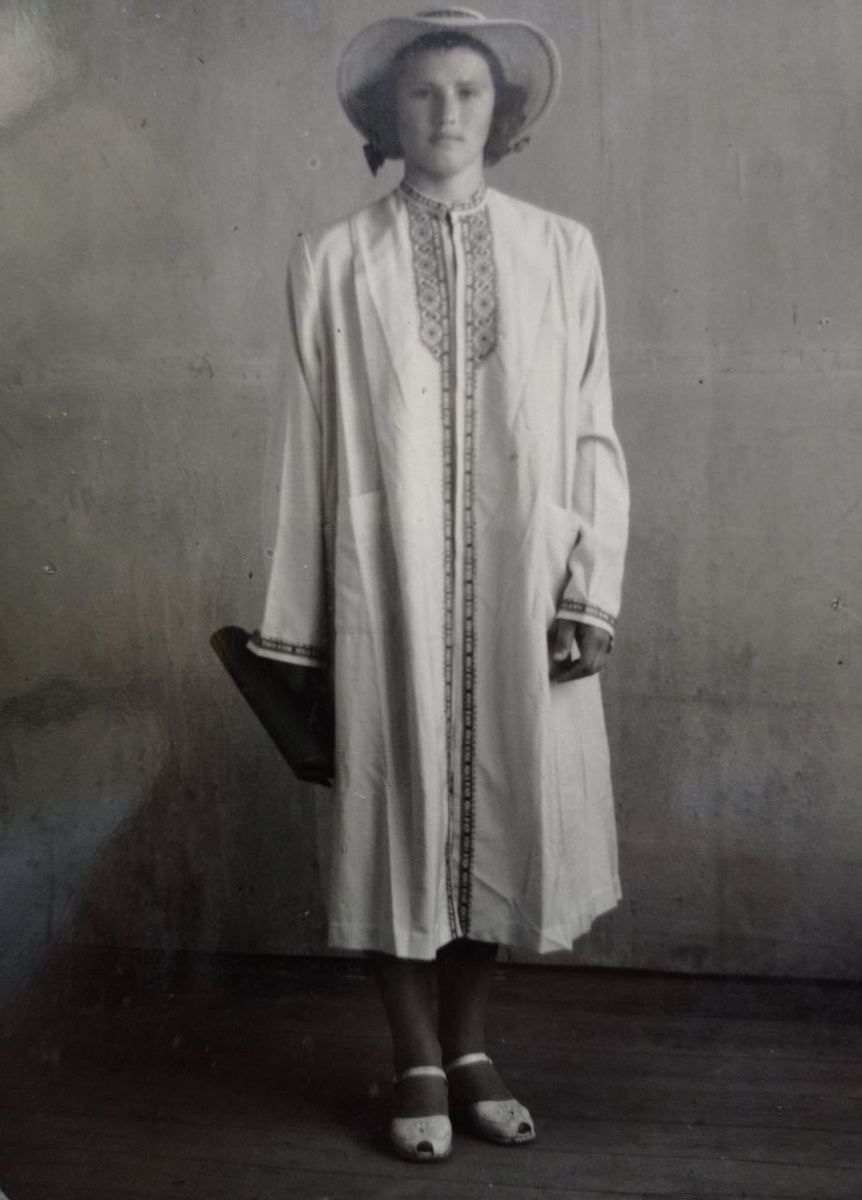Моя мама в молодости была модницей. В далекие 50-е годы прошлого столетия она носила летнее пальто из льна, которое тогда называлось пыльник.