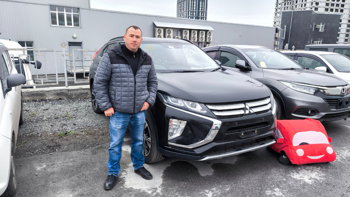 - Mitsibishi Eclipse Cross 2019 года, передний привод, комплектация G, пробег 42 000 км, аукционная оценка 4,5 балла, цена c доставкой во Владивосток от 1 890 000 рублей.