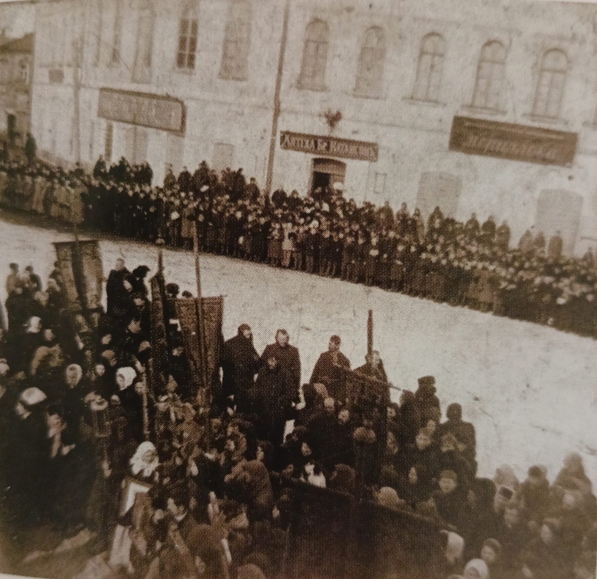    Крестный ход у стен Тихвинского собора. Фото 1913 г.