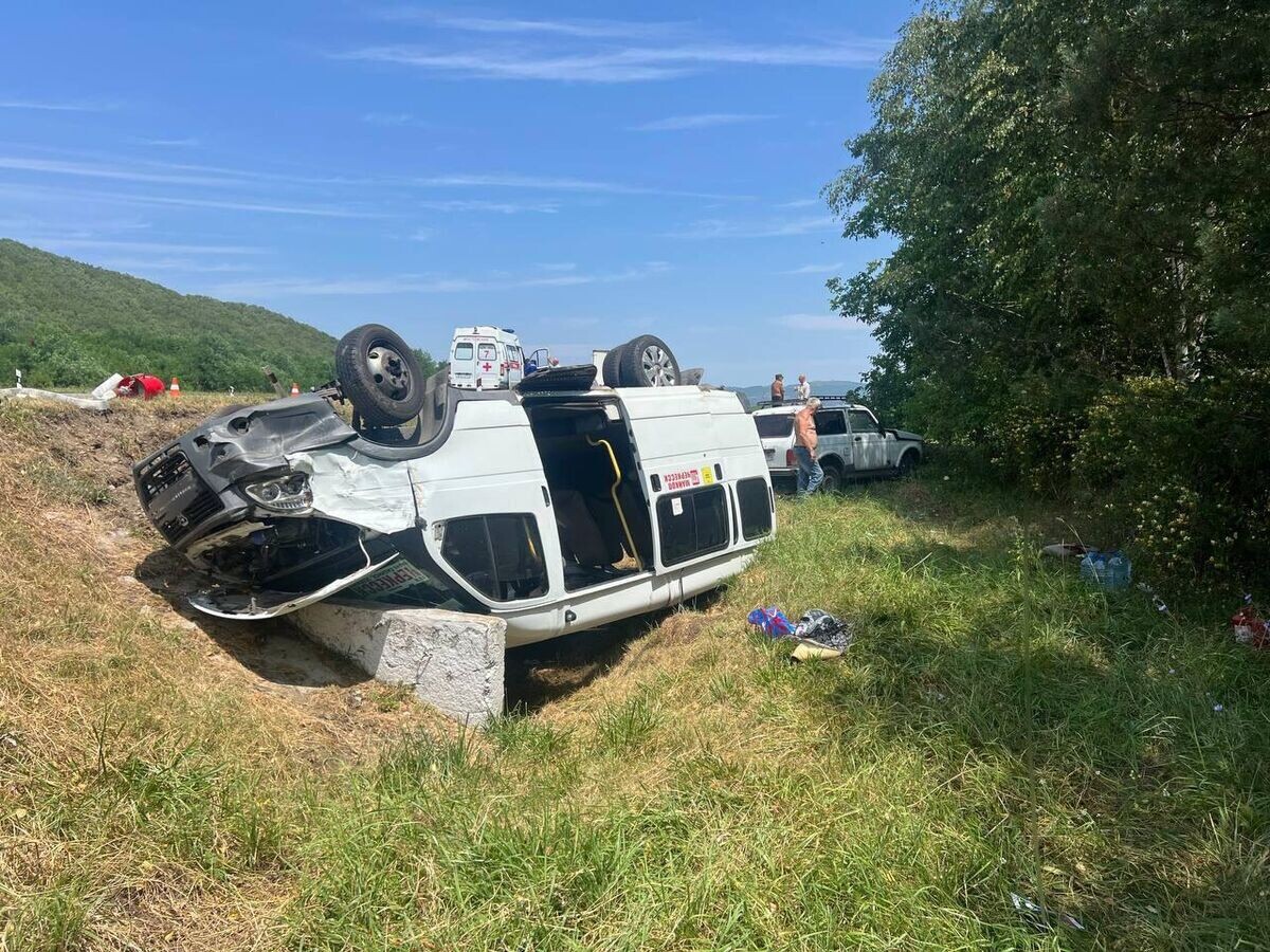    Место ДТП, где маршрутка вылетала в кювет и перевернулась в Мостовском районе Краснодарского края© Фото : 23 МВД/Telegram