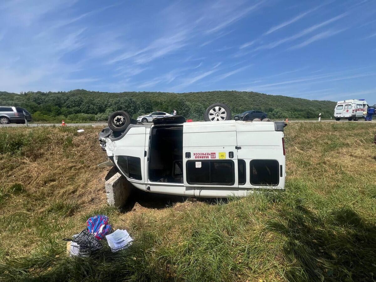    Место ДТП, где маршрутка вылетала в кювет и перевернулась в Мостовском районе Краснодарского края© Фото : 23 МВД/Telegram