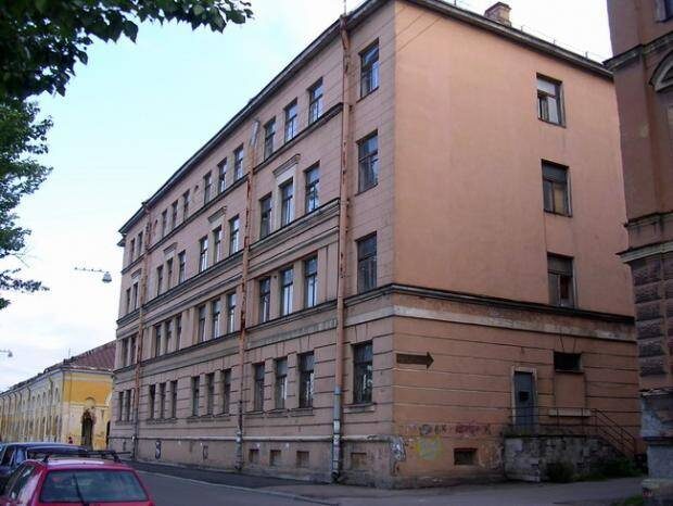 Здание школы №231, где в 1945-47 гг. училась мама. Крюков канал, 20. Источник: citywalls.ru