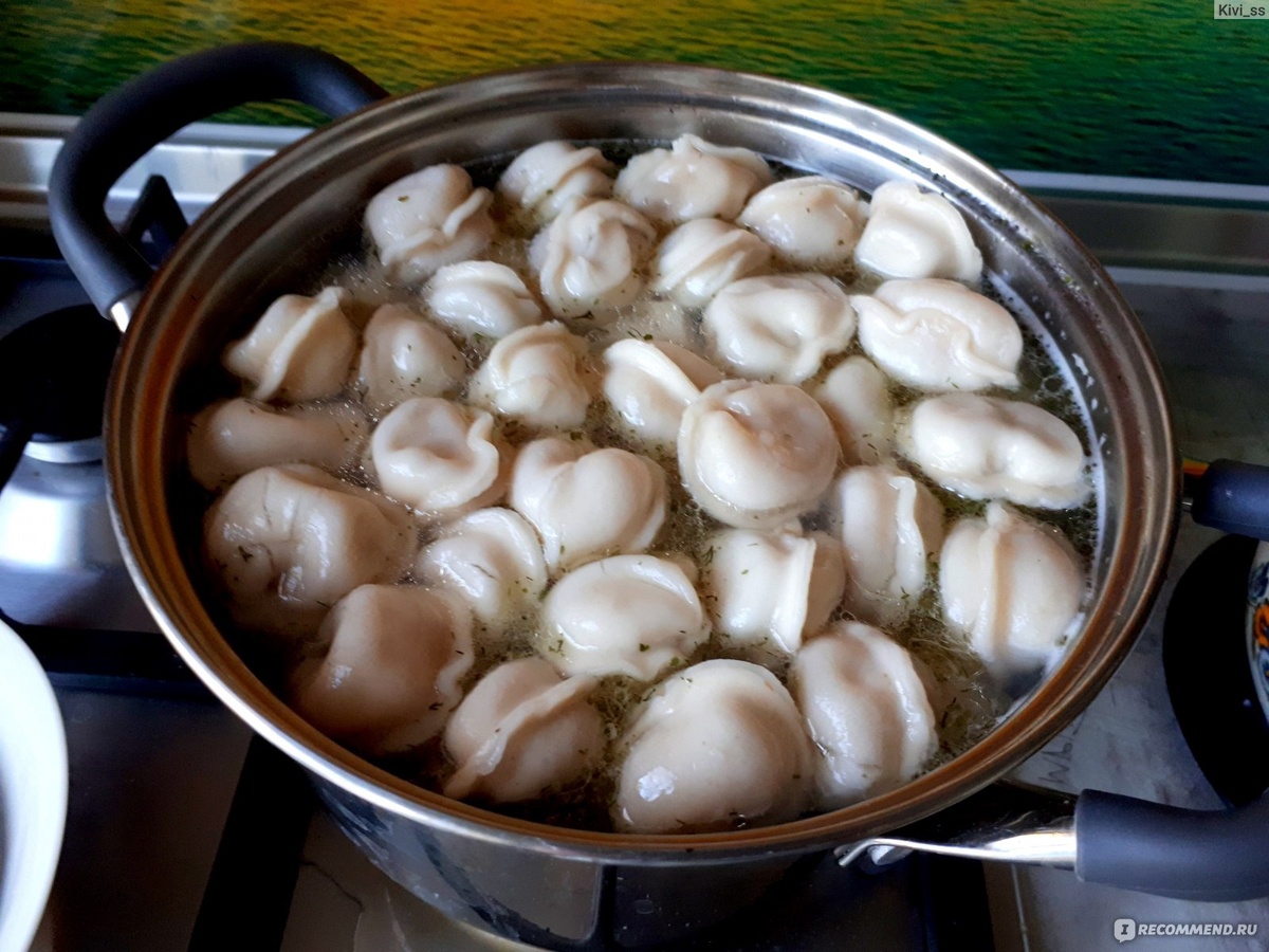 пельмени в кастрюле
