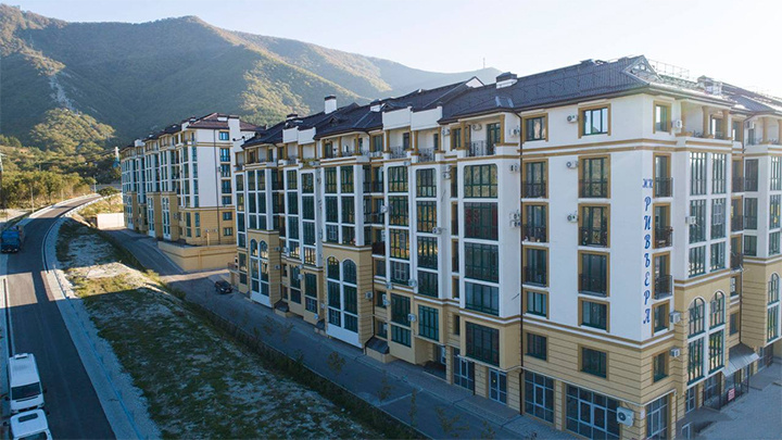    Жители этого элитного жилого комплекса не выдержали "засухи" в кранах. Скриншот: ТГ-канала "Старая площадь"