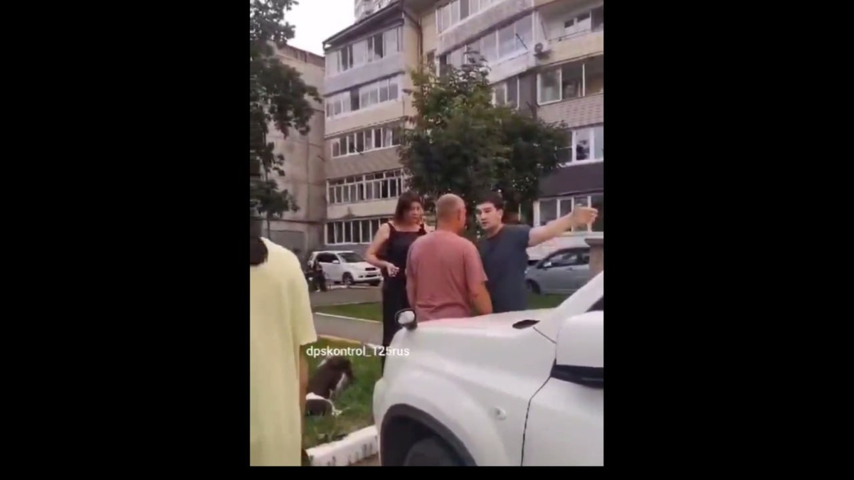 Парень нисколько не стесняется и грубо требует убрать автомобиль с парковки . Фото: скриншот видео телеграм-канал Русские грамоты.